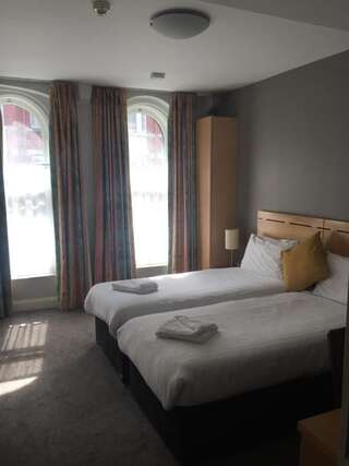 Отель Hotel Isaacs Cork City Корк Классические апартаменты с 2 спальнями-3
