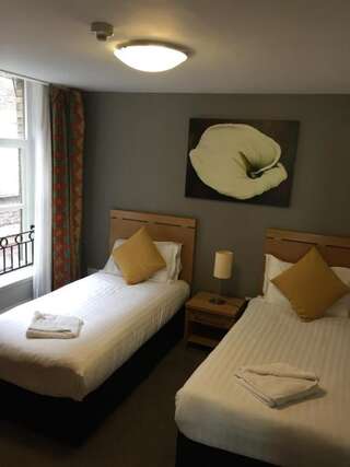 Отель Hotel Isaacs Cork City Корк Классические апартаменты с 2 спальнями-5